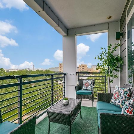 Beautiful Condo On Riverwalk W King Ste Free Parking Pet Friendly Centrally Located On The Riverwalk San Antonio Zewnętrze zdjęcie
