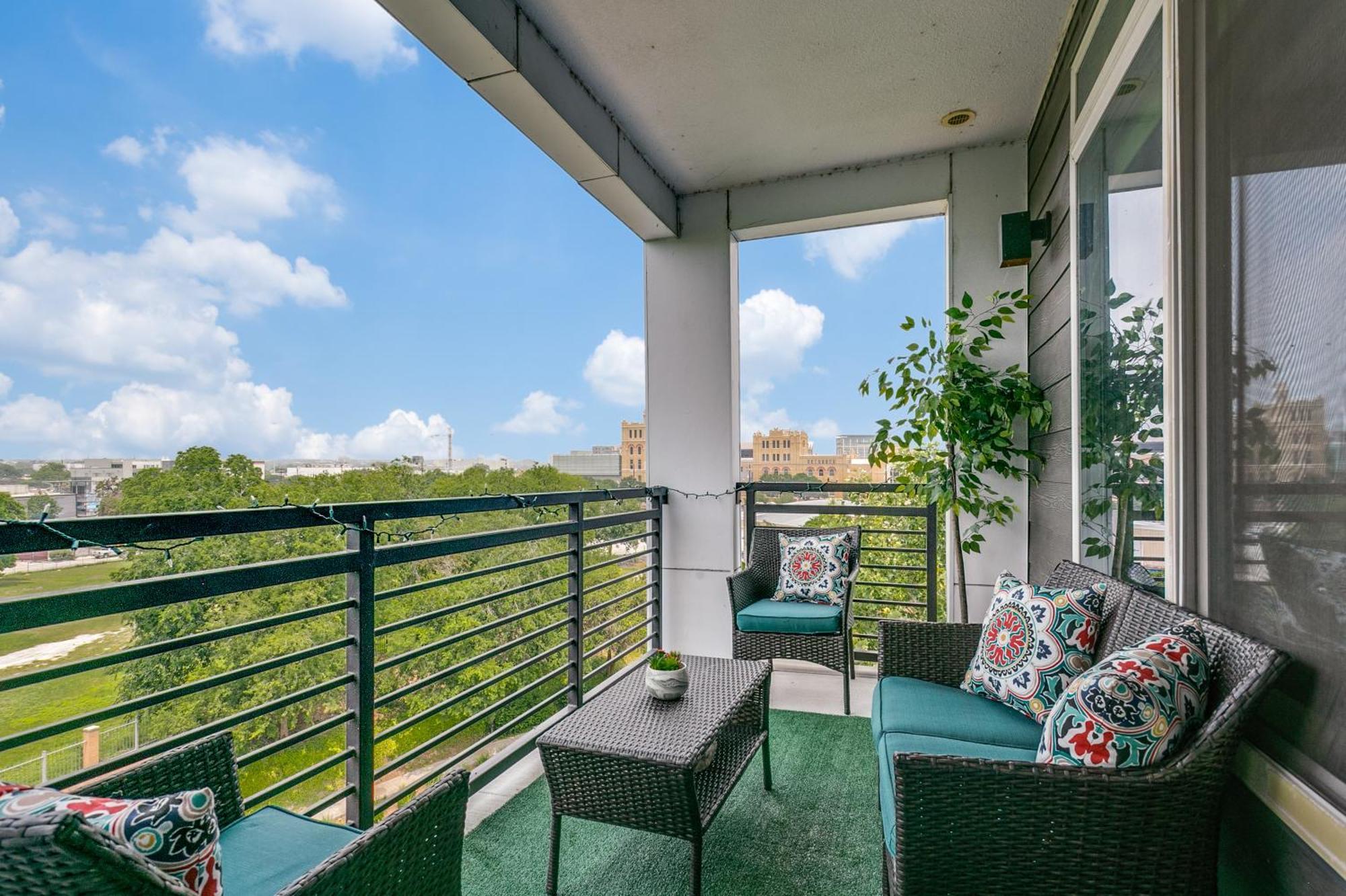 Beautiful Condo On Riverwalk W King Ste Free Parking Pet Friendly Centrally Located On The Riverwalk San Antonio Zewnętrze zdjęcie