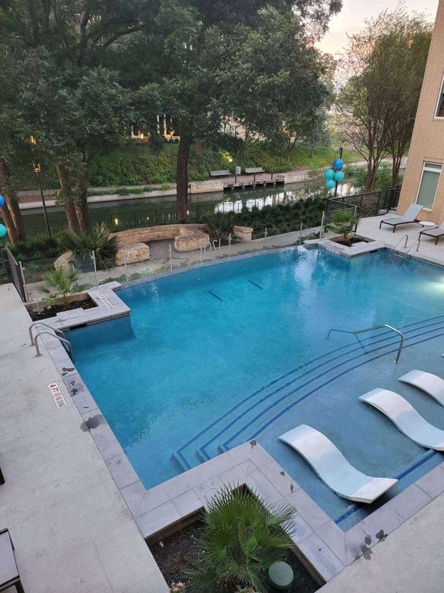 Beautiful Condo On Riverwalk W King Ste Free Parking Pet Friendly Centrally Located On The Riverwalk San Antonio Zewnętrze zdjęcie